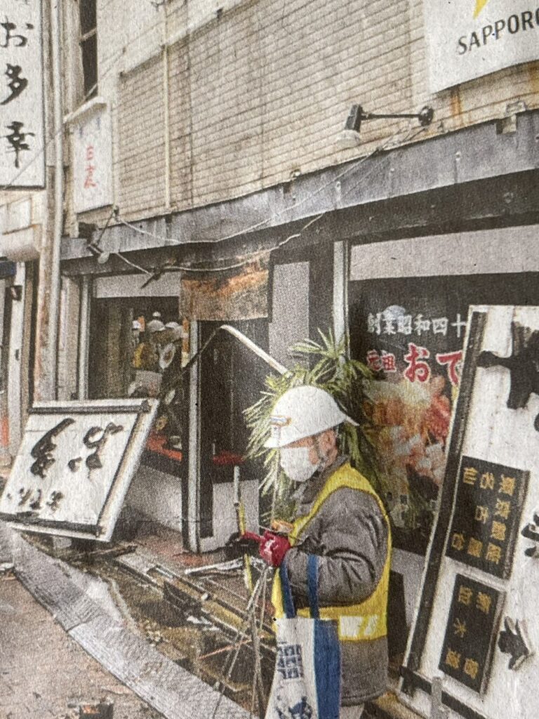 焼失店舗と消防士